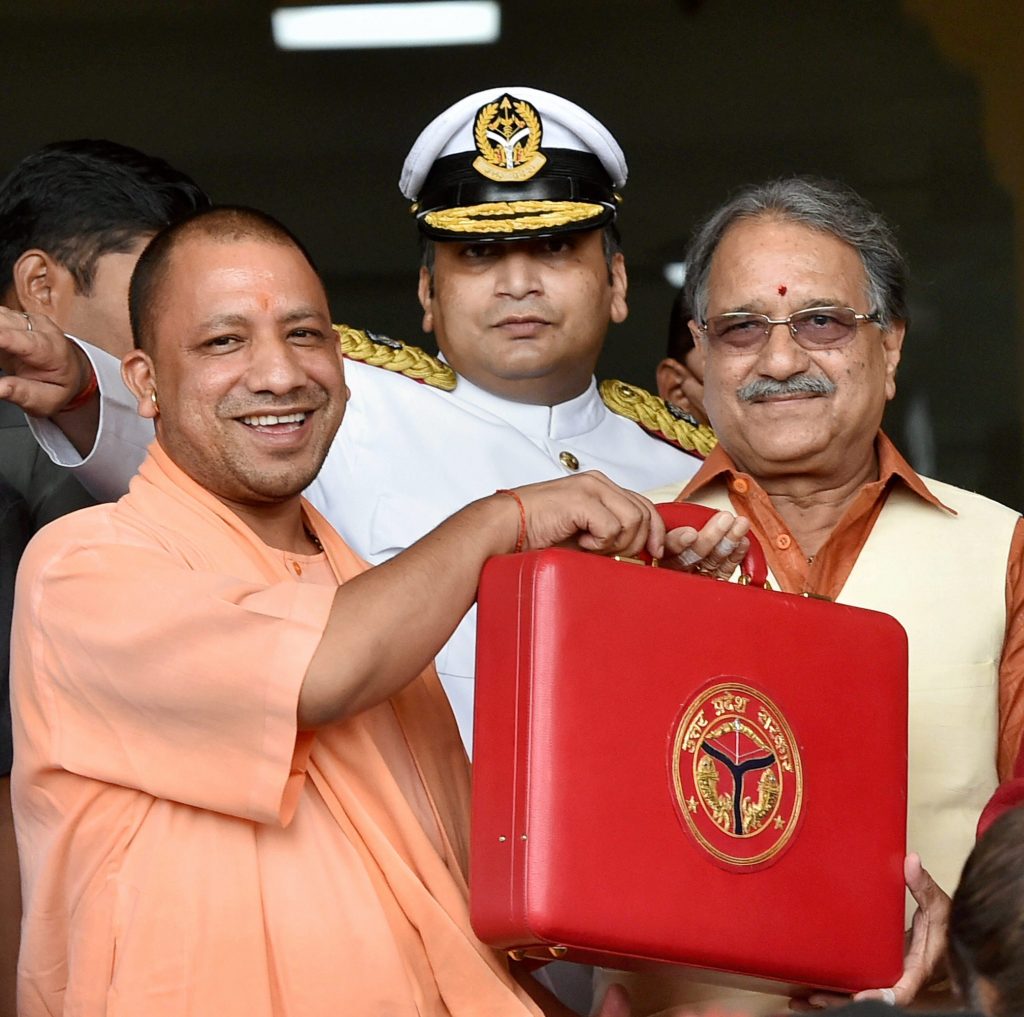 योगी सरकार का पहला बजट पेश: किसानों की कर्जमाफी के लिये किया गया 36 हजार करोड का प्रावधान