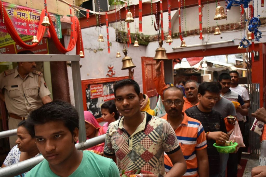 सावन के दूसरे सोमवार को मनकामेश्वर मन्दिर में उमड़ पड़ी श्रृद्धालुओं की भारी भीड़