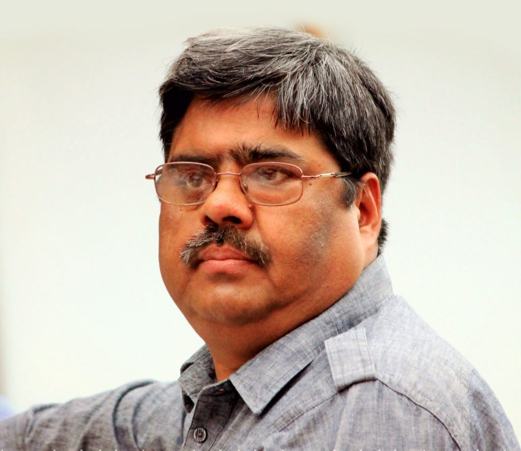 प्रतिबद्धता के नाम पर साहित्यकारों को अपनी इस दोगलई से हर हाल बाज आना चाहिए