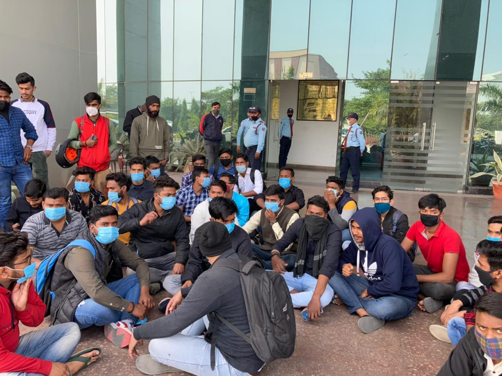 बीबीएयू विश्वविद्यालय खोलने को लेकर दिया धरना