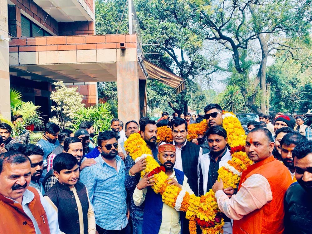एमएलसी का धोबी समाज ने 21 किलों फूल का माला पहनाकर किया स्वागत