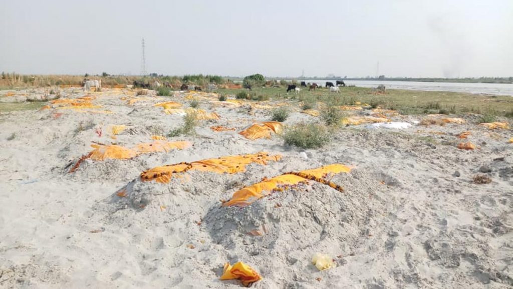 दाह संस्कार पैकेज महँगा, शव नदियों में बहाए जा रहे या फिर गंगा की रेती में हो रहे दफन!
