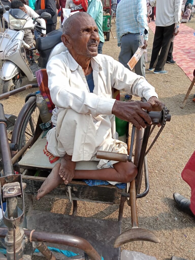 एक मंच के नीचे सारी व्यवस्था देख भावुक हो गये दिव्यांग