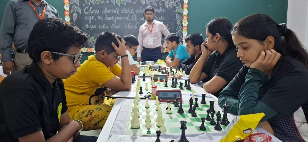 भक्ति गुप्ता ने कराई बाजी ड्रा तो आरव गुप्ता ने बड़ा उलटफेर कर मात्र 24 चालों में आयुष को दी मात