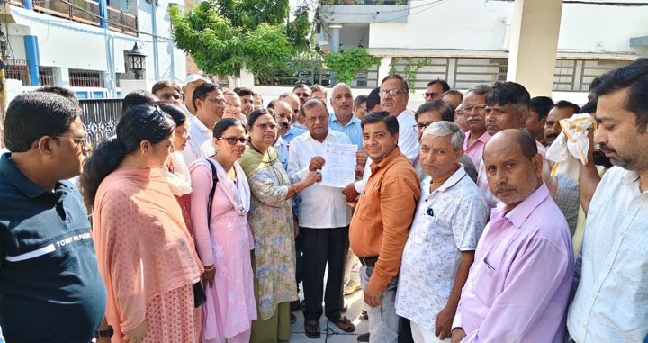 टीईटी प्रकरण: पूर्व नियुक्त शिक्षकों की छूट के लिए सांसद आर.के. चौधरी को सौंपा गया ज्ञापन