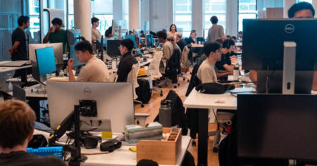 तकनीक के युग में 'लंबे कार्य घंटे' क्यों हैं पुरातन और हानिकारक