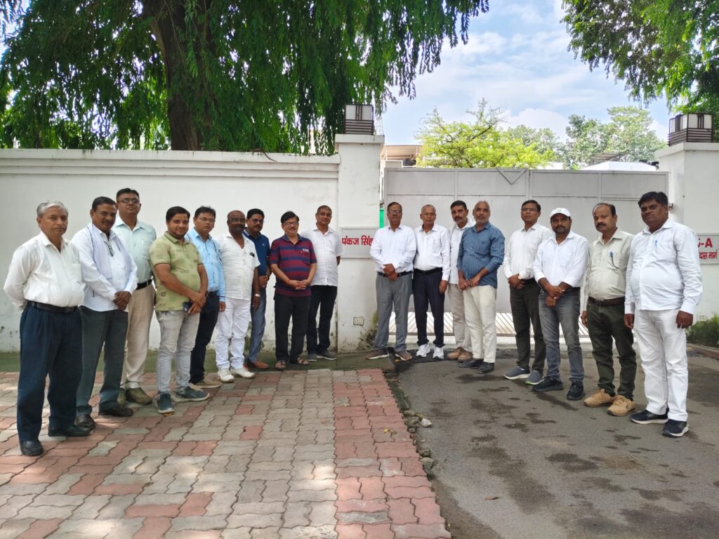 टीईटी प्रकरण को लेकर माननीय सांसद राजनाथ सिंह रक्षामन्त्री भारत सरकार के प्रतिनिधि से मिलकर सौंपा ज्ञापन
