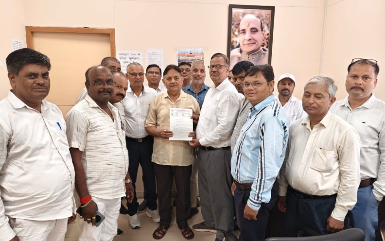 टीईटी प्रकरण को लेकर रक्षामन्त्री के प्रतिनिधि को सौंपा ज्ञापन, शिक्षकों को दिया आश्वासन टीईटी प्रकरण को लेकर माननीय सांसद राजनाथ सिंह रक्षामन्त्री भारत सरकार के प्रतिनिधि को सौंपा ज्ञापन