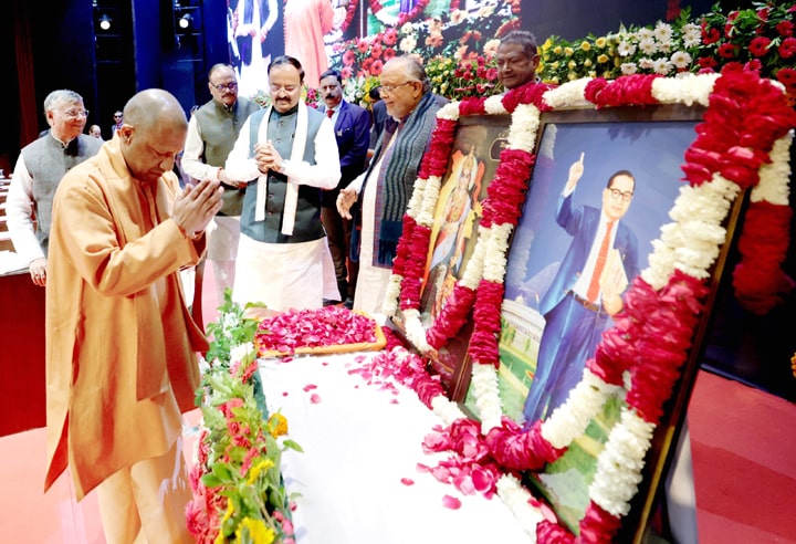 संविधान का अपमान बर्दाश्त नहीं, दोषियों पर सख्त कार्रवाई हो : सीएम योगी Insult to the Constitution will not be tolerated, strict action should be taken against the culprits: CM Yogi