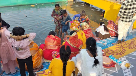 A fair was held on the banks of the Gomti River in Lucknow, and households lit lamps in Kaushambi.