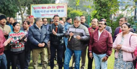 Bank employees protest, demanding a five-day work week.