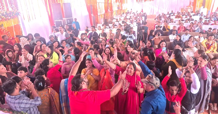 साई बाबा की चरण पादुका यात्रा में आस्था का उमड़ा सैलाब, ढोल-नगाड़ों के साथ भक्तिभाव में सराभोर हुए भक्त A wave of faith surged during Sai Baba's Charan Paduka Yatra, devotees were immersed in devotion with drums and cymbals.
