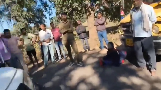 A student was forced off the bus for not paying her fees and staged a protest on the road; the video went viral.