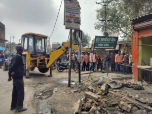 बिन पेंदी का लोटा खरा या फिर खोटा! A fickle person, good or bad?