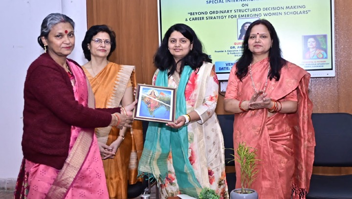 Dr. Anamika Bajpai from America gave 'game-changing' career strategy to the girls at Navyug Kanya Mahavidyalaya, Lucknow! -
