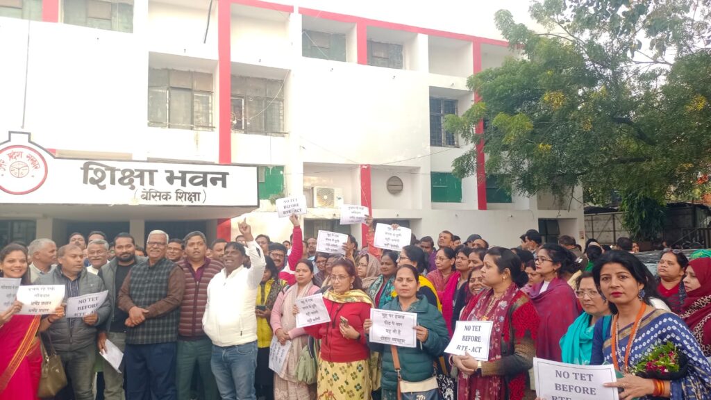 Lucknow: "No TET before the RTE Act" – Teachers' anger erupts! Jayant Chaudhary's effigy burned, warning of a siege in Delhi.