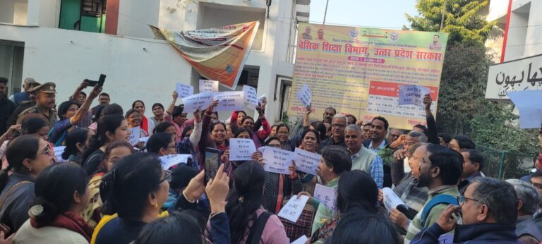 Lucknow: "No TET before the RTE Act" – Teachers' anger erupts! Jayant Chaudhary's effigy burned, warning of a siege in Delhi.