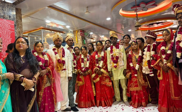 A heartwarming initiative in Lucknow: Six daughters living in financial hardship were married in a mass wedding; the trust extended its full support and blessings!