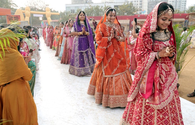 The historic 'Sanyam Rang Utsav' has begun in Borivali, with 64 aspirants ready for initiation!