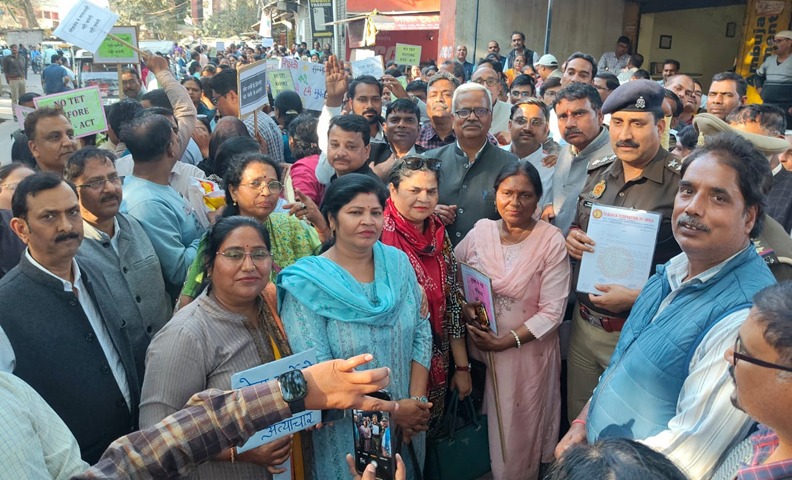 Thousands of teachers stage a massive protest in Lucknow against the mandatory TET, sending a memorandum to the Prime Minister, saying, "Cancel this unjust decision."