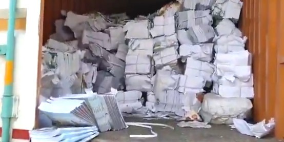 नौनिहालों का भविष्य कबाड़ में बिक रहा है The future of the children is being sold as scrap.