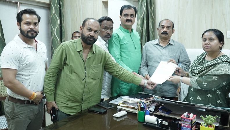 Commercial gas crisis: Restaurant-hotel traders submitted a memorandum to the DM, demanding a quick solution.