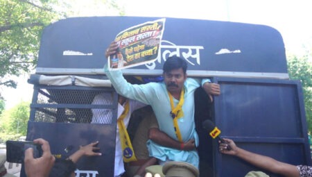 आप छात्र विंग का लखनऊ में जोरदार प्रदर्शन! प्राइवेट स्कूलों की मनमानी फीस बढ़ोतरी के खिलाफ हल्ला बोल Attack against arbitrary fee hike by private schools