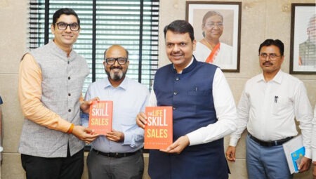 ‘सेल्स’ अब सिर्फ बिजनेस नहीं, जीवन का जरूरी कौशल है! मुख्यमंत्री देवेंद्र फडणवीस ने की नितीन ढबू की किताब का विमोचन