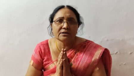 बलिया से मां ने मांगा इंसाफ : चचेरे भाइयों पर जमीन हड़पने का आरोप, राष्ट्रपति-पीएम-सीएम के आदेश के बावजूद प्रशासन सोया, न्याय नहीं तो योगी आवास पर करेंगी आत्मदाह Mother from Ballia demands justice: Cousins accused of land grabbing, administration sleeps despite orders from President, PM, and CM, self-immolation at Yogi's residence if justice is not given