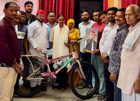 93.2% अंक लाकर क्षेत्र का नाम रोशन करने वाली मेधावी छात्रा कनिष्का को अखिलेश यादव की ओर से साइकिल उपहार Akhilesh Yadav gifts a bicycle to Kanishka, a meritorious student who brought laurels to the region by scoring 93.2% marks.