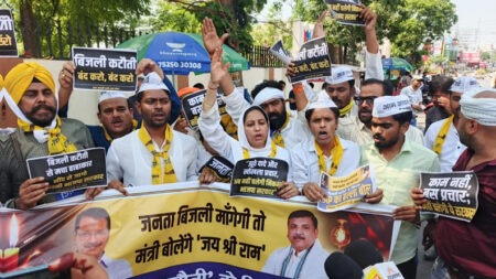 AAP stages strong protest over power crisis; clashes with police.