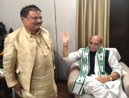 रक्षा मंत्री राजनाथ सिंह का कार्यकर्ता संवाद: जनसमस्याओं पर सुलझाने का आश्वासन Defence Minister Rajnath Singh’s interaction with party workers: Assurance given to resolve public grievances.