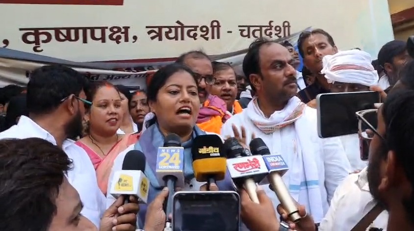 डॉ. पल्लवी पटेल ने पेपर लीक के खिलाफ किया प्रदर्शन, सैकड़ों समेत गिरफ्तार Dr. Pallavi Patel protests against paper leak; arrested along with hundreds of others.