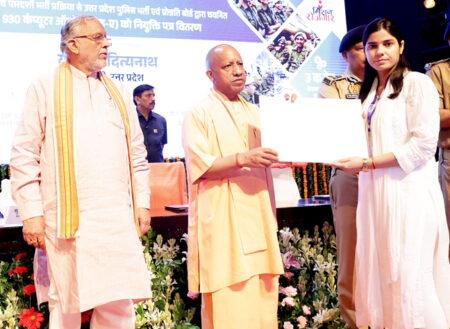 यूपी में मुख्यमंत्री योगी आदित्यनाथ ने 930 कंप्यूटर ऑपरेटरों को नियुक्ति पत्र सौंपे