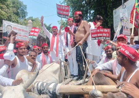 सपा का लखनऊ में जोरदार प्रदर्शन: महंगाई-बेरोजगारी के खिलाफ कलेक्टर को सौंपा ज्ञापन SP's massive protest in Lucknow: Memorandum submitted to the District Magistrate against inflation and unemployment.