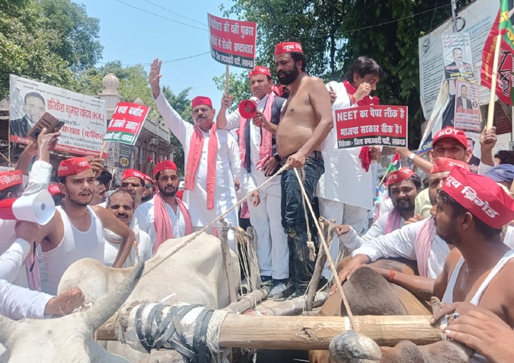 सपा का लखनऊ में जोरदार प्रदर्शन: महंगाई-बेरोजगारी के खिलाफ कलेक्टर को सौंपा ज्ञापन SP's massive protest in Lucknow: Memorandum submitted to the District Magistrate against inflation and unemployment.
