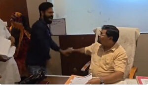 Sanitation worker's anger over corruption erupts: Threw bangles at the City Health Officer's face in Bareilly, saying, "You should wear some bangles."