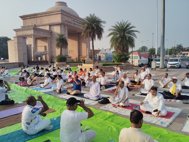 शंखनाद के साथ शुरू हुआ योग जागरूकता अभियान Yoga awareness campaign launched with the blowing of the conch shell.