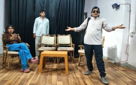 लगा झटका’ तो याद आईं जिम्मेदारियाँ! लखनऊ में हंसी-ठहाकों के बीच साधा शादी का गंभीर संदेश After the shock, I remembered my responsibilities! Amidst laughter and laughter, a serious message about marriage was conveyed in Lucknow.
