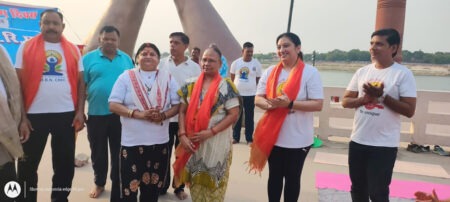 नमो घाट पर भव्य योग महोत्सव: CRPF ने मनाया अंतर्राष्ट्रीय योग दिवस Grand Yoga Festival at Namo Ghat: CRPF celebrates International Yoga Day.