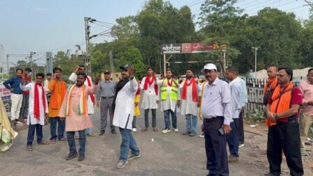 रेलवे क्रॉसिंग पर मौत का खतरा! स्काउट्स ने नुक्कड़ नाटक से जगाई सावधानी Lethal danger at the railway crossing! Scouts raise awareness through street plays.