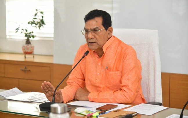 मऊ में माफियागिरी और अवैध वसूली पर मंत्री का सख्त रुख, डीएम एसपी को दिए कड़े निर्देश Minister Mr. A.K. Sharma takes a tough stance against mafia activities and illegal extortion in Mau; issues strict directives to the DM and SP.
