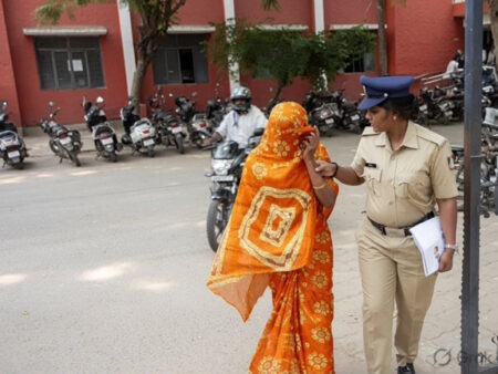 कर्नाटक में कोर्ट रूम में काला जादू! कुर्सी पर बिखेरे सरसों के दाने , महिला गिरफ्तार Black magic in a Karnataka courtroom! Mustard seeds scattered on a chair; woman arrested.