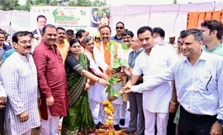 ‘एक पेड़ माँ के नाम’ से प्रेरित हरित महायज्ञ का शुभारंभ, झांसी में उपमुख्यमंत्री केशव प्रसाद मौर्य ने लगाया पहला पौधा Launch of a massive green initiative inspired by the ‘Ek Ped Maa Ke Naam’ (A Tree in Mother’s Name) campaign; Deputy Chief Minister Keshav Prasad Maurya plants the first sapling in Jhansi.