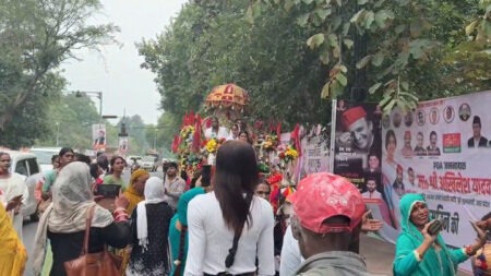 अखिलेश यादव का जन्मदिन: कार्यकर्ताओं का जनसैलाब, लगा ‘हरित संकल्प’ का मेला! Akhilesh Yadav's Birthday: A massive turnout of party workers; a 'Green Pledge' fair held!