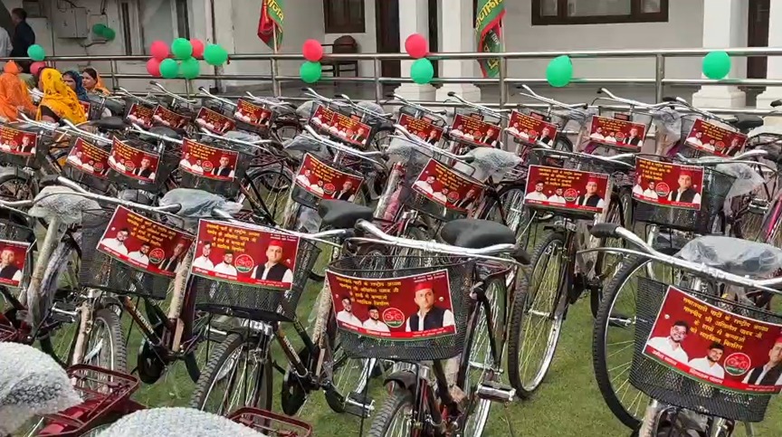 Akhilesh Yadav's Birthday: A massive turnout of party workers; a 'Green Pledge' fair held!