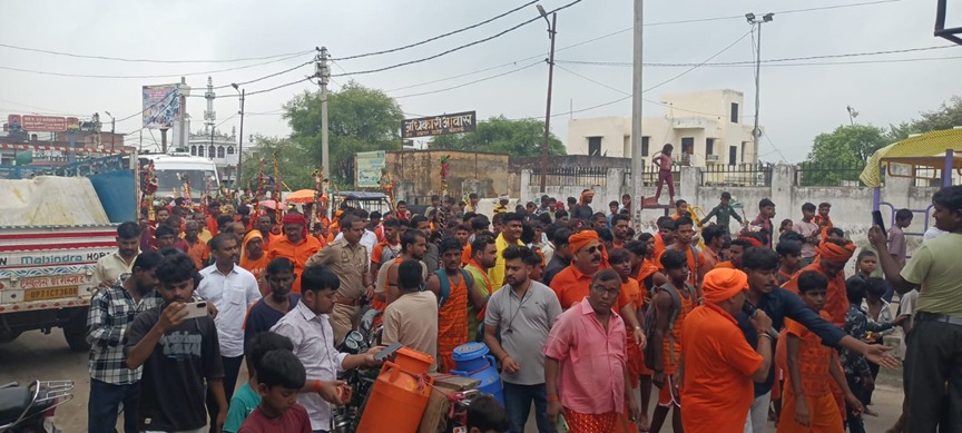 सावन शुरू होते ही कौशाम्बी से हजारों कांवड़ियों का जत्था रवाना