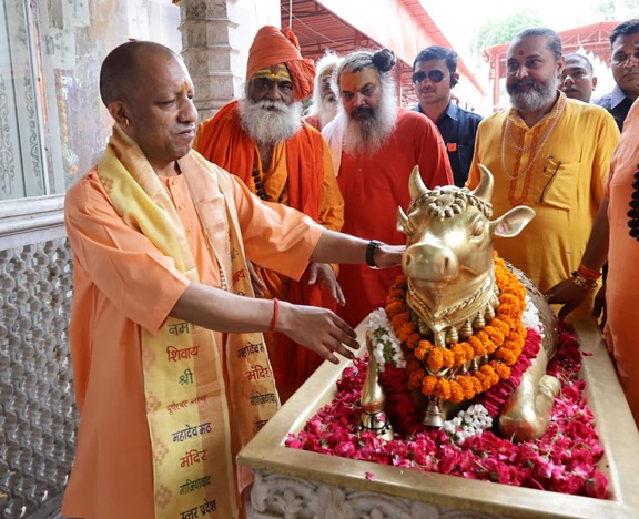 सीएम योगी का 3 जिलों का दौरा: 1,350 करोड़ से ज्यादा की विकास परियोजनाओं की सौगात CM Yogi visits 3 districts today: Gifts development projects worth over ₹1,350 crore.