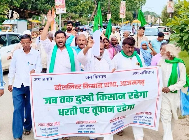 स्कूलों की अव्यवस्था के खिलाफ मिला किसान संगठनों का साथ, बच्चों का आंदोलन तेज Farmers' organizations extend support against the disarray in schools; children's protest intensifies.