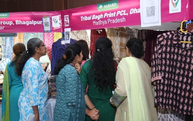 नाबार्ड की प्रदर्शनी में दिखा हथकरघा का हुनर Handloom Craftsmanship Takes Centre Stage at NABARD Exhibition